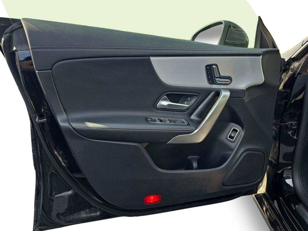 Used 2025 Mercedes-Benz CLA 250 4MATIC image 8