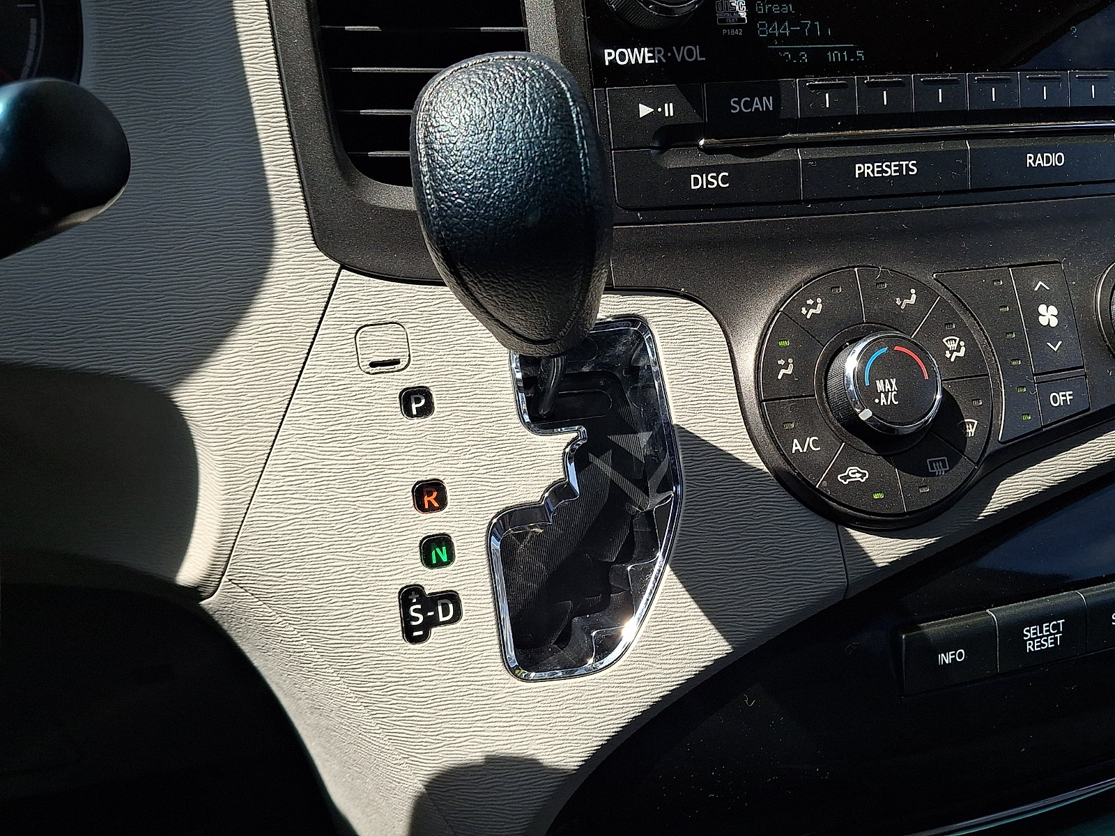 Used 2012 Toyota Sienna LE w/ Towing Pkg FWD image 15
