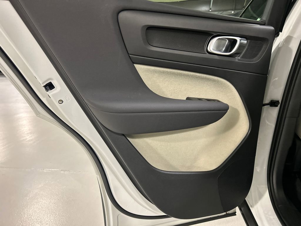Certified 2023 Volvo XC40 B5 Plus image 21