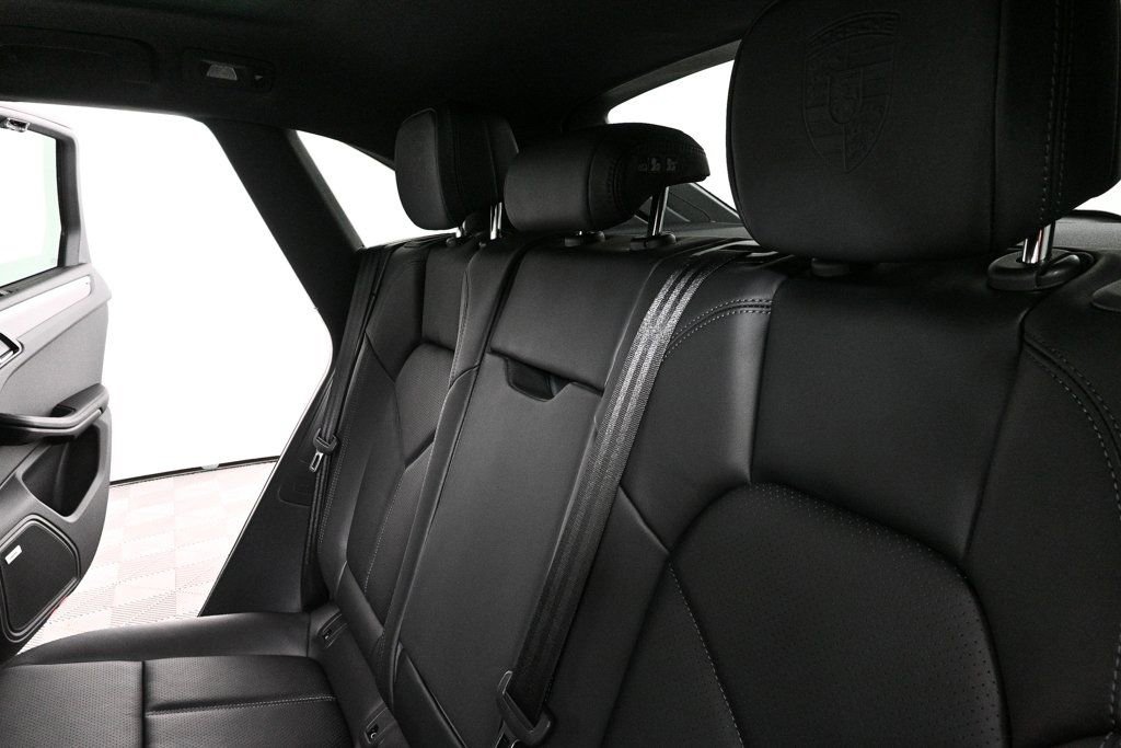 Certified 2026 Porsche Macan AWD/4WD image 22