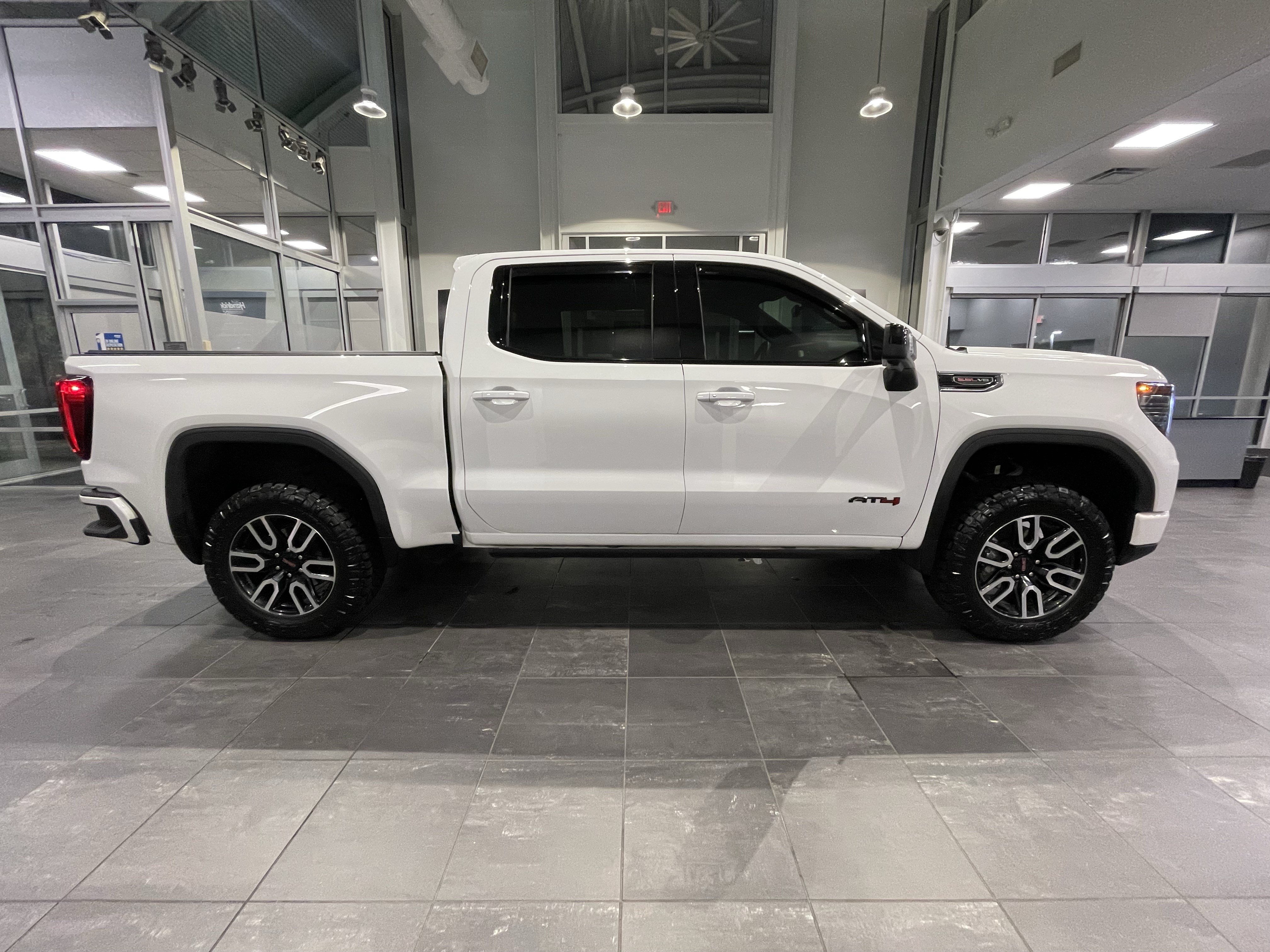 Used 2025 GMC Sierra 1500 AT4 w/ AT4 Premium Package AWD/4WD image 12
