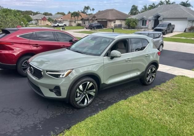 Used 2023 Volvo XC40 B5 Ultimate w/ Protection Package Premier AWD/4WD image 1
