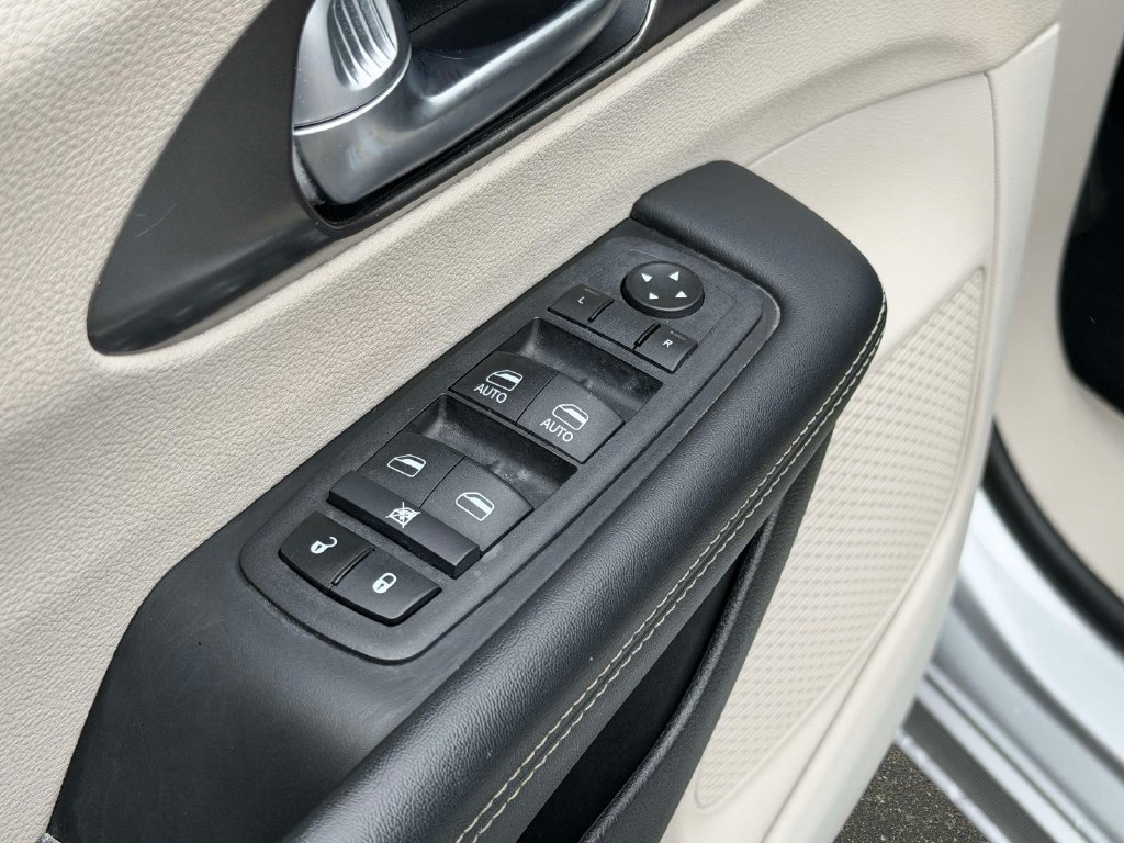 Used 2024 Chrysler Pacifica Touring-L FWD image 13