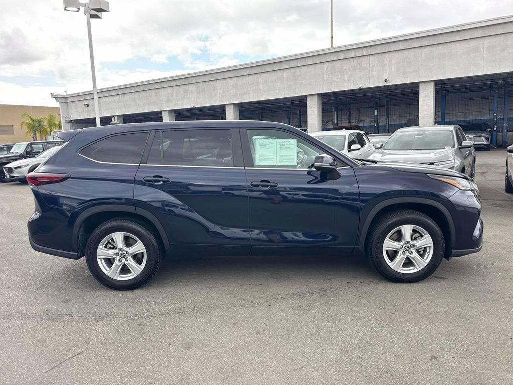 Used 2025 Toyota Highlander LE FWD image 2