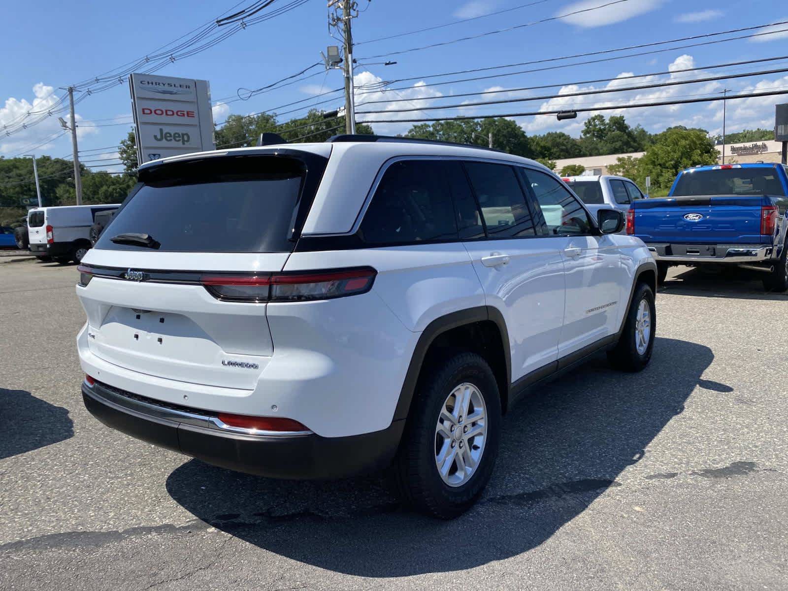 Used 2023 Jeep Grand Cherokee Laredo w/ Luxury Tech Group I AWD/4WD image 3