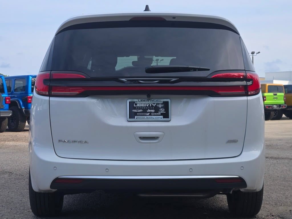 New 2027 Chrysler Pacifica Select AWD/4WD image 14