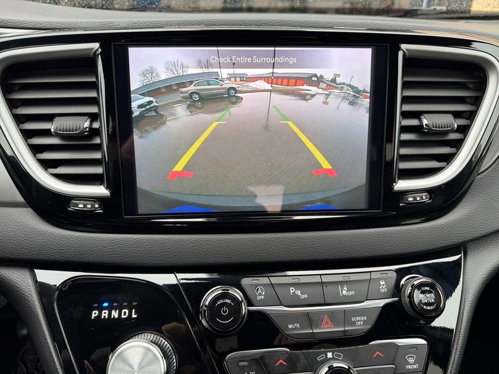 Used 2025 Chrysler Pacifica Select image 29
