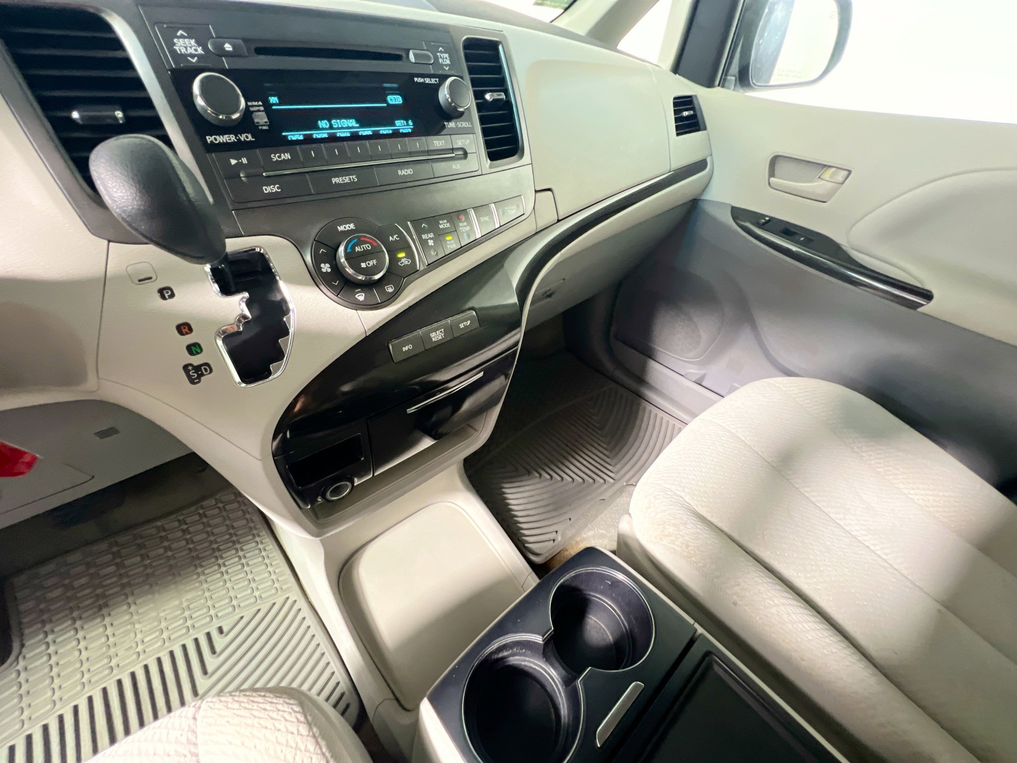 Used 2013 Toyota Sienna LE w/ Towing Pkg image 24