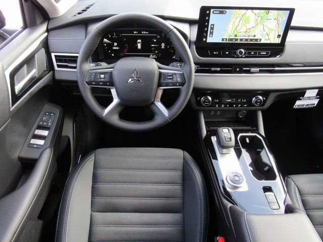 New 2025 Mitsubishi Outlander SE image 11