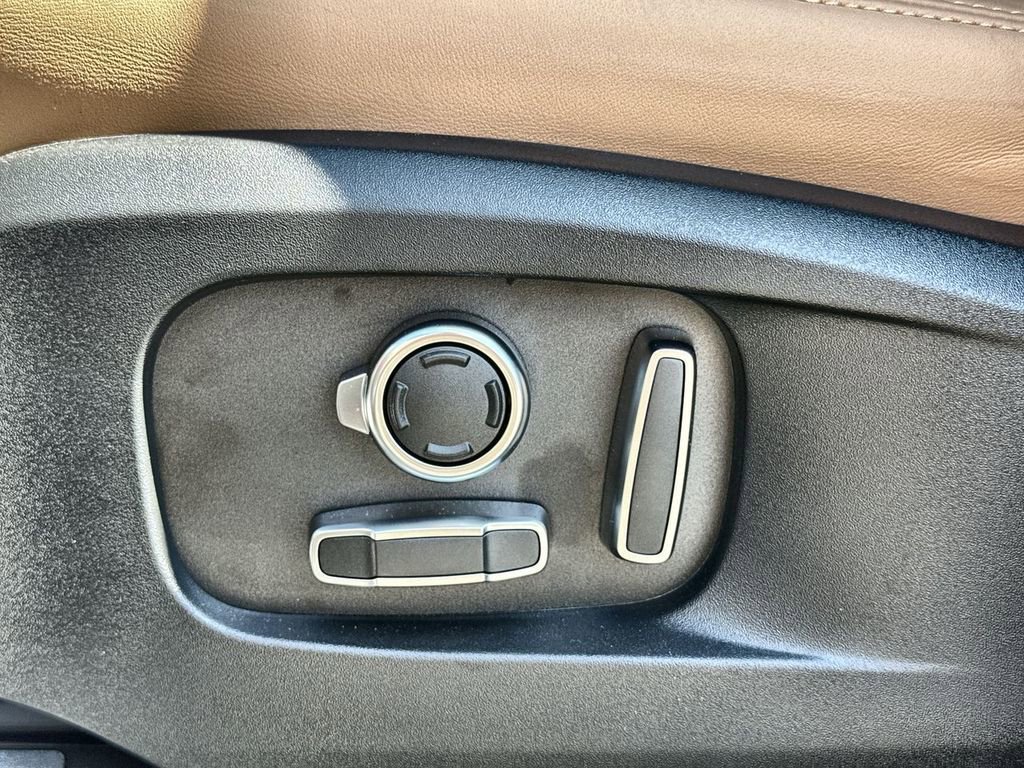 Used 2025 Land Rover Defender 130 X-Dynamic SE image 20