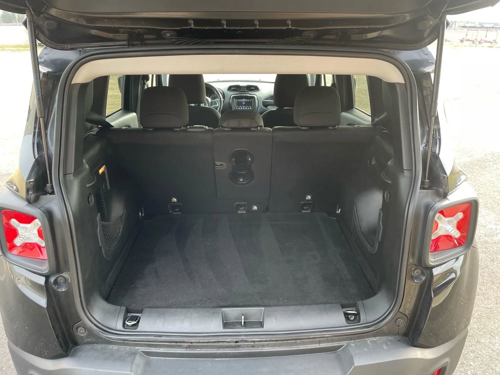 Used 2020 Jeep Renegade Latitude w/ Cold Weather Group image 6