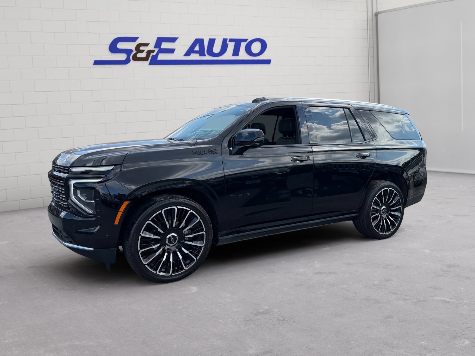 Used 2025 Chevrolet Tahoe High Country AWD/4WD image 1