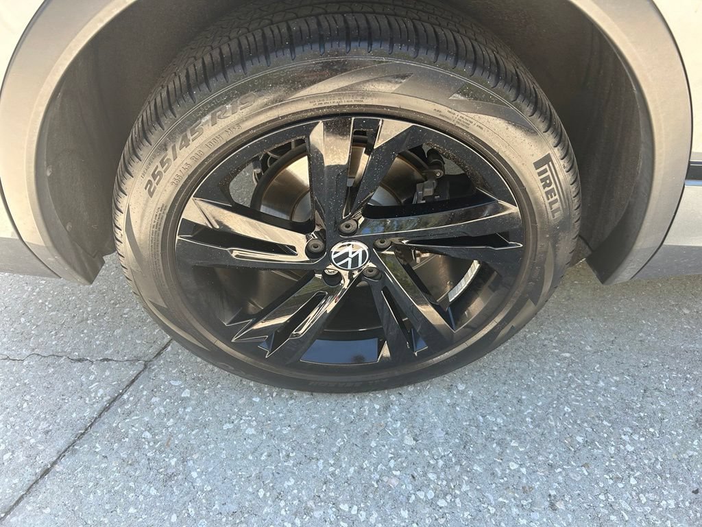 Certified 2023 Volkswagen Tiguan SE R-Line FWD image 23
