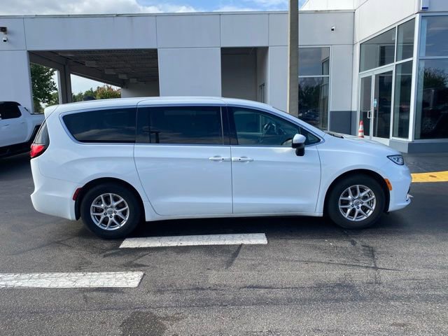 Used 2023 Chrysler Pacifica Touring-L image 11