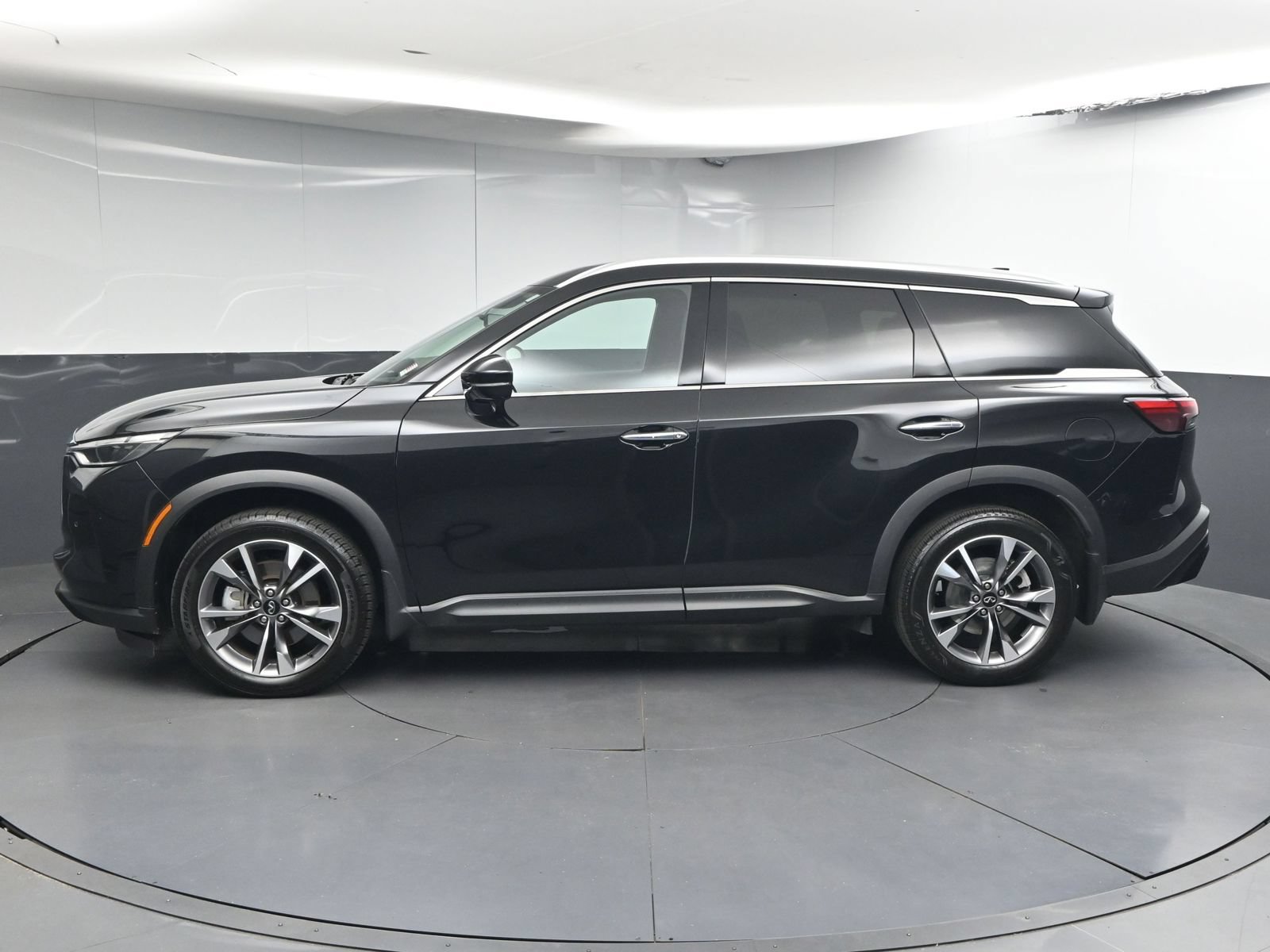 Used 2023 INFINITI QX60 Luxe w/ Cargo Package FWD image 4