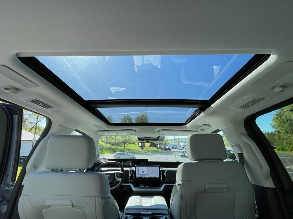 Used 2025 Ford Expedition Platinum w/ Platinum Ultimate Package AWD/4WD image 32