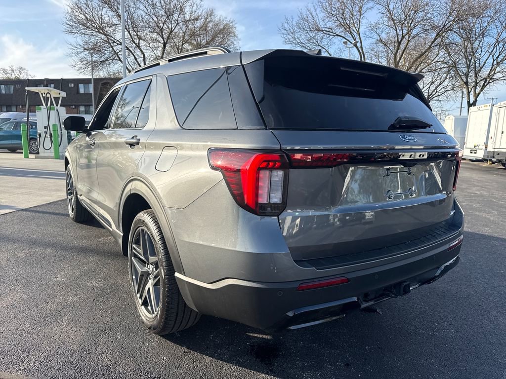 Used 2025 Ford Explorer ST-Line w/ Premium Package image 9