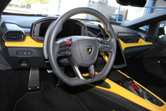 Used 2024 Lamborghini Revuelto image 16