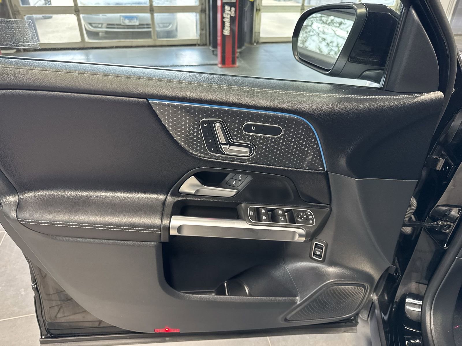 Used 2025 Mercedes-Benz GLB 250 image 25