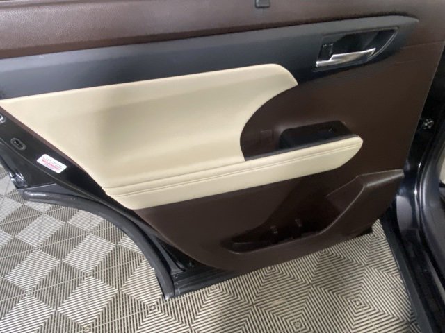 Used 2022 Toyota Highlander XLE image 16