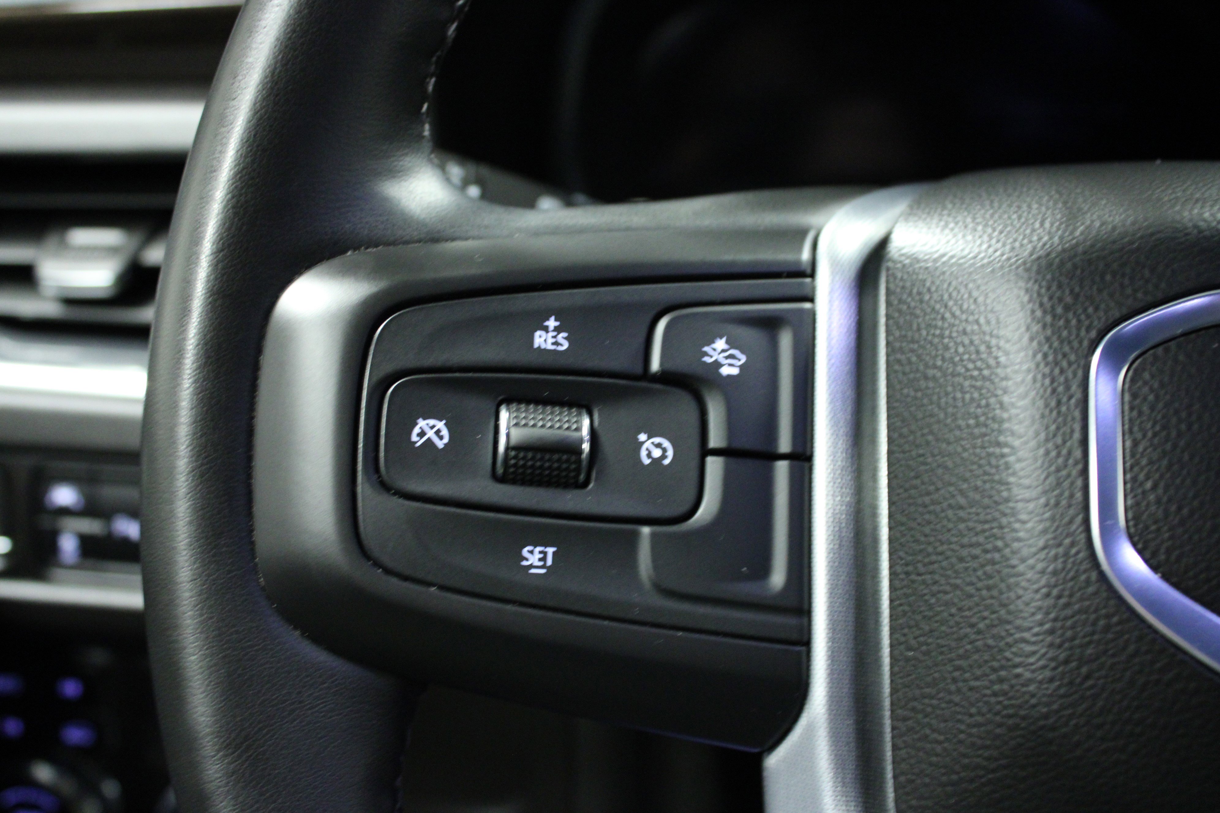 Used 2024 GMC Yukon XL SLE image 21