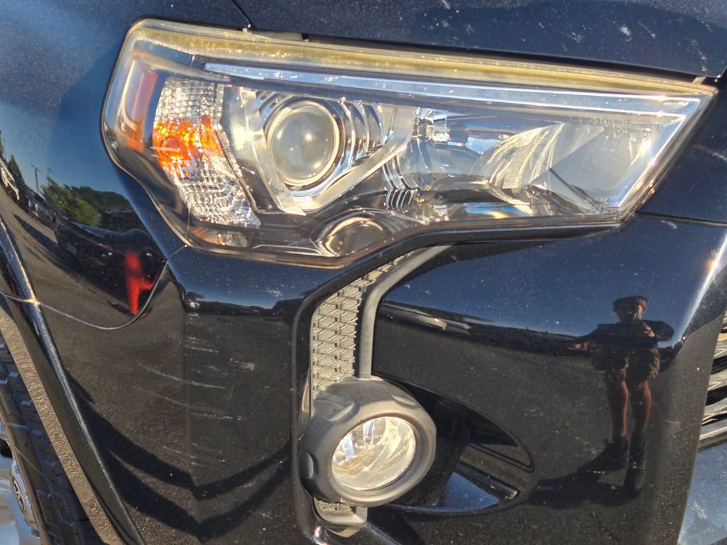 Used 2018 Toyota 4Runner SR5 AWD/4WD image 4