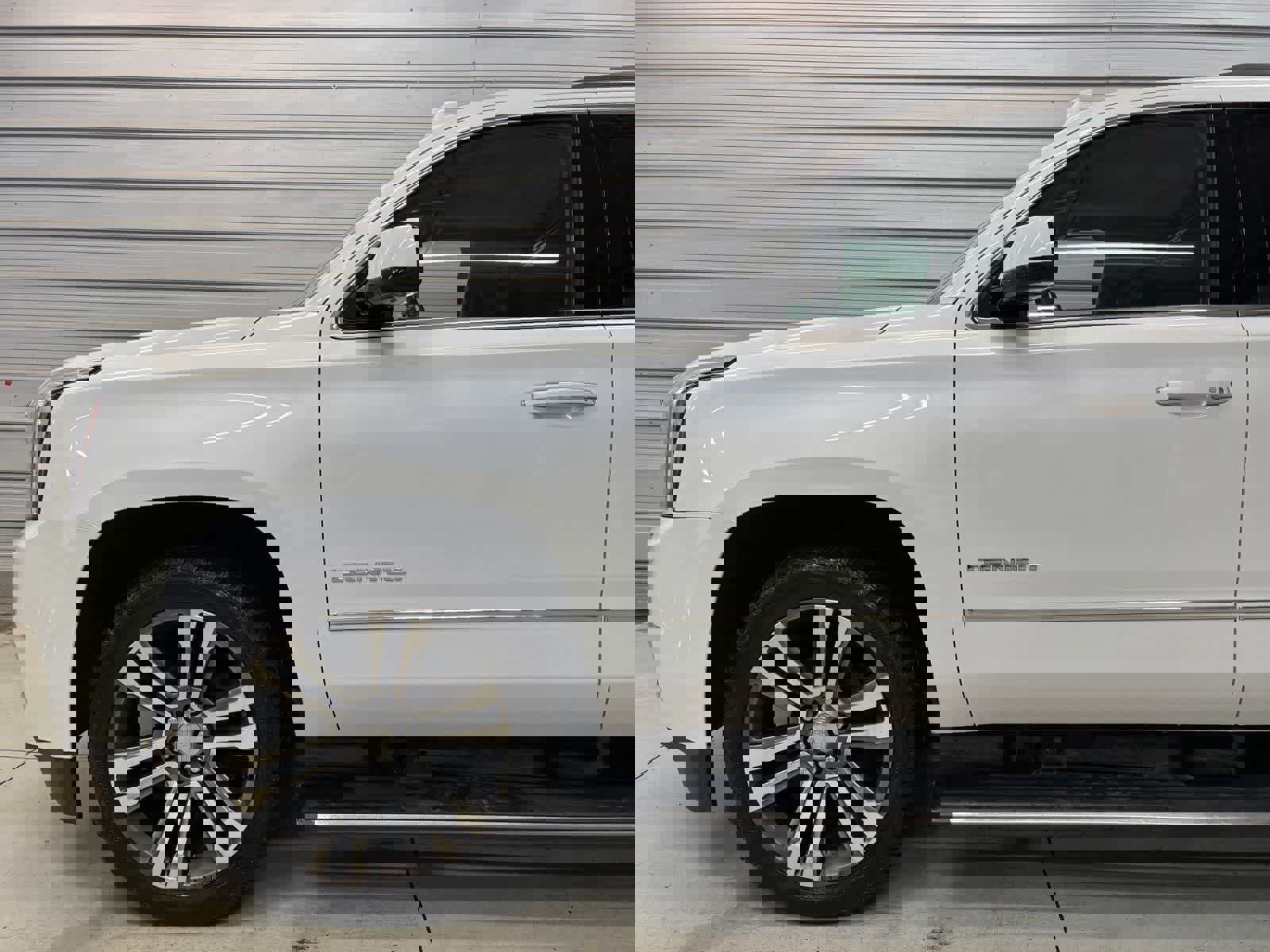 Used 2019 GMC Yukon XL Denali w/ Denali Ultimate Package AWD/4WD image 4