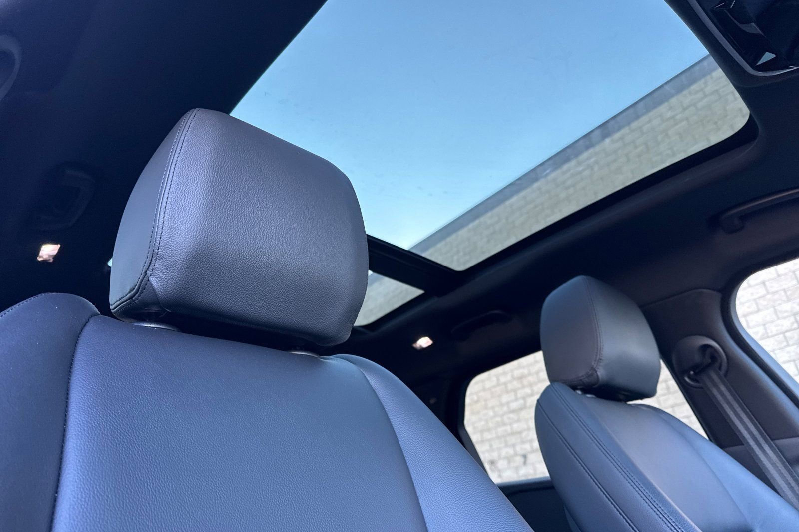 Certified 2025 Land Rover Range Rover Velar Dynamic SE image 18