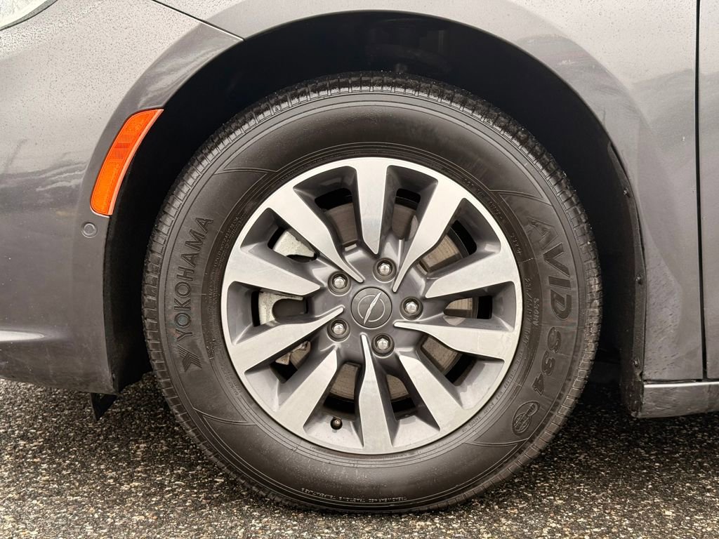 Used 2021 Chrysler Pacifica Touring-L image 10
