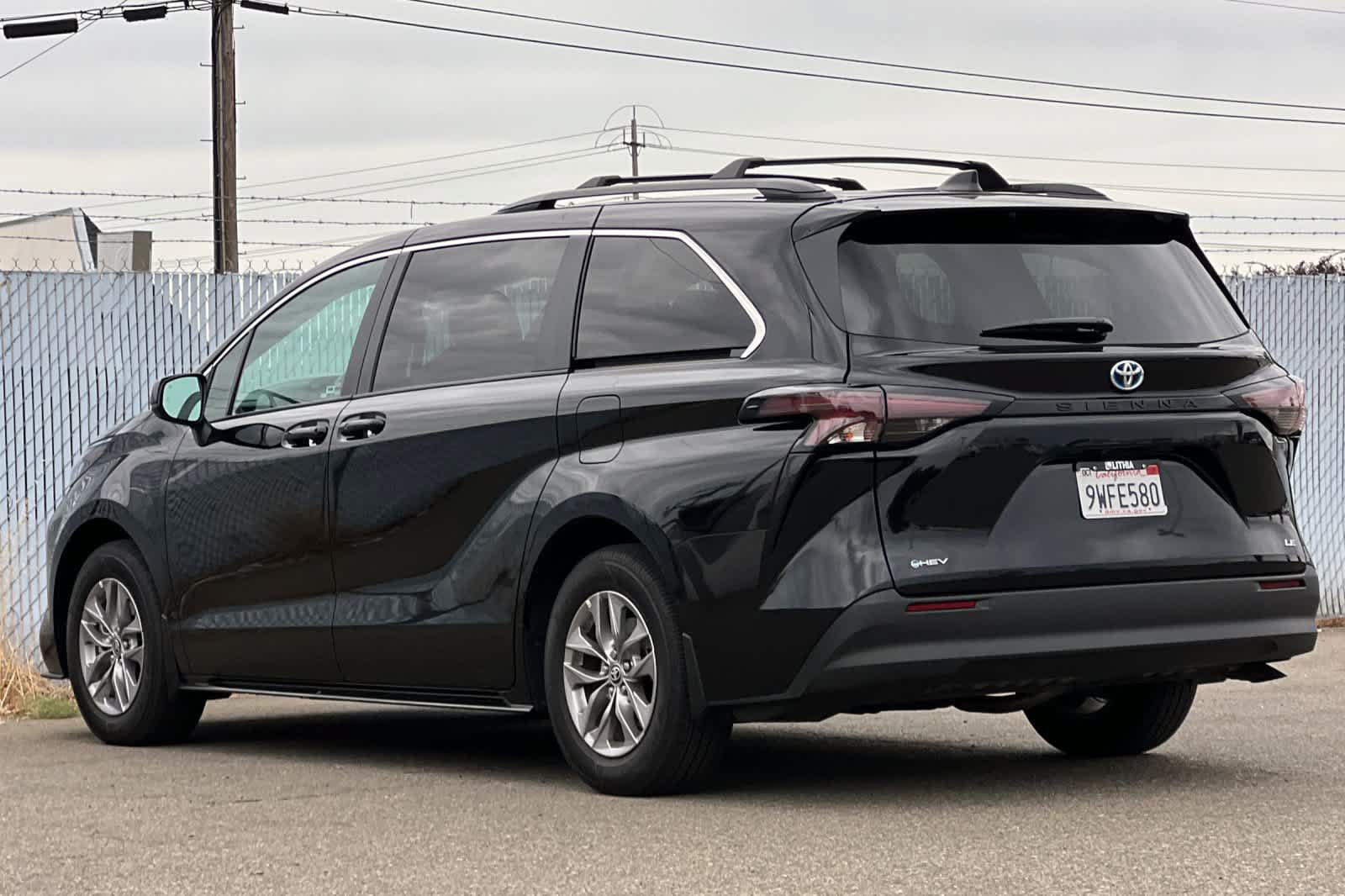 Certified 2025 Toyota Sienna LE FWD image 5