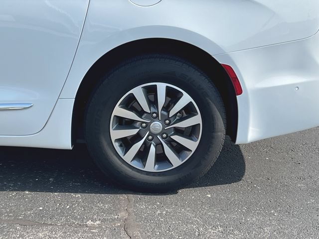 Used 2020 Chrysler Pacifica Touring-L Plus w/ Advanced Safetytec Group FWD image 32