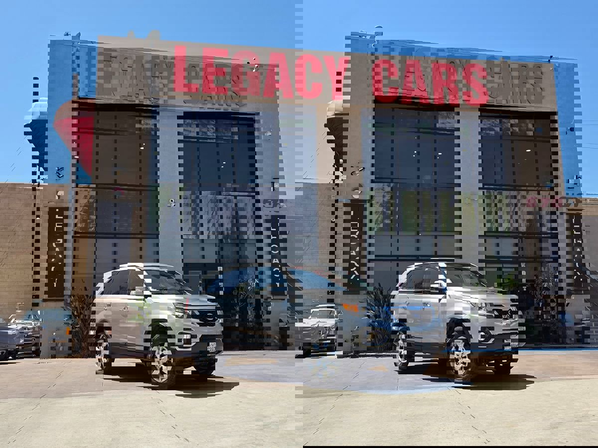 Used 2013 Kia Sorento LX w/ Third Row Pkg image 2