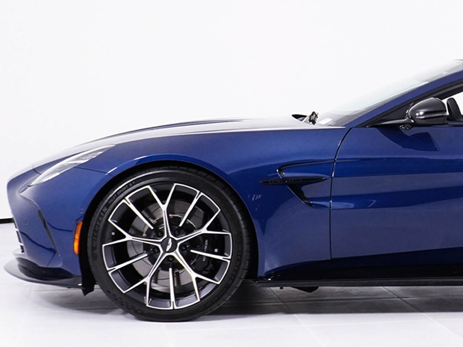 Used 2025 Aston Martin V8 Vantage Coupe RWD image 12