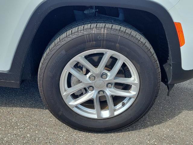 Used 2025 Jeep Grand Cherokee Laredo RWD image 6