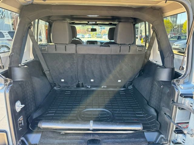 Used 2015 Jeep Wrangler Unlimited Sahara w/ Connectivity Group image 9