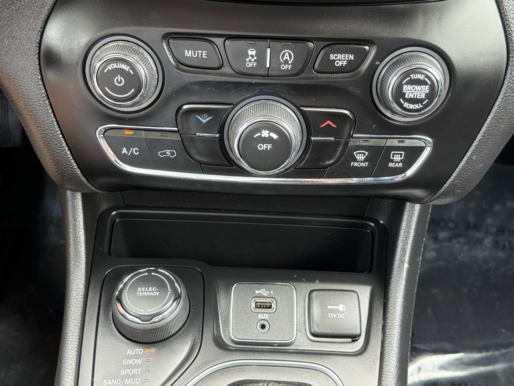 Used 2019 Jeep Cherokee Latitude Plus w/ Cold Weather Group image 25