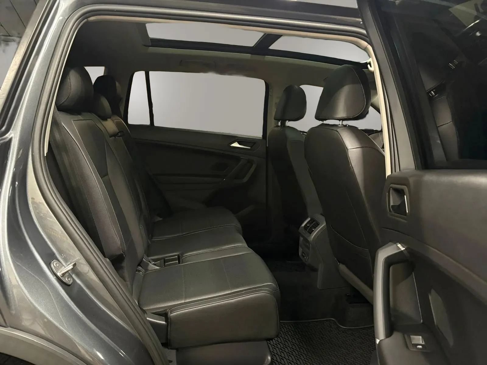 Used 2020 Volkswagen Tiguan SEL AWD/4WD image 23