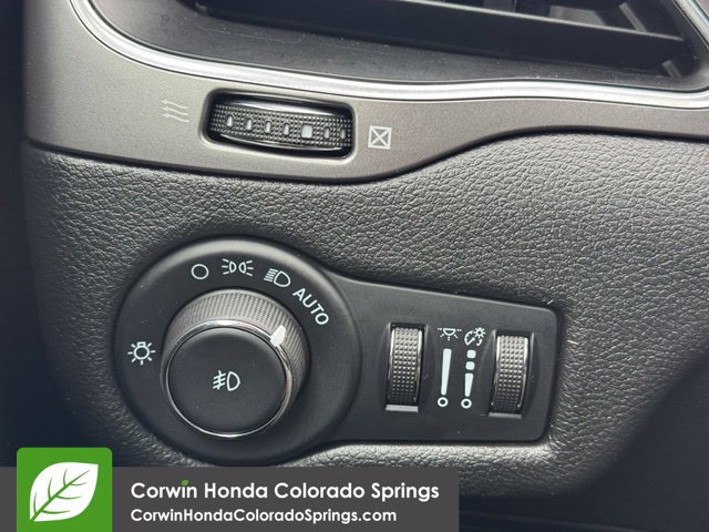 Used 2021 Jeep Cherokee Latitude Plus w/ Mopar Interior Package AWD/4WD image 21