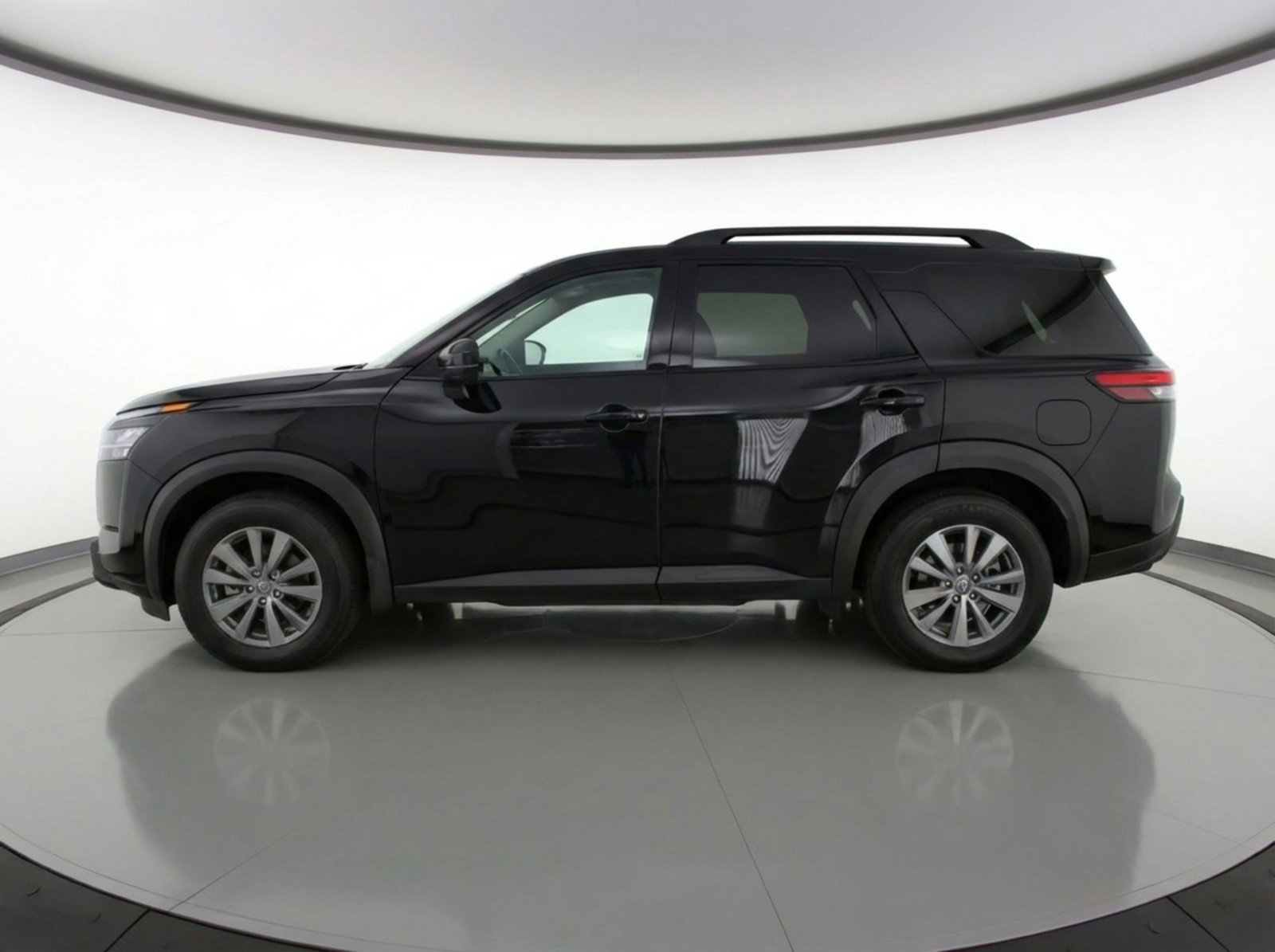 Used 2025 Nissan Pathfinder SV image 5
