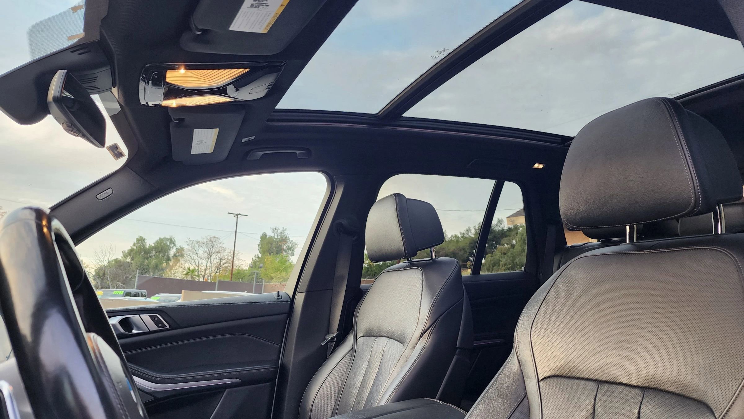 Used 2020 BMW X5 M50i w/ Premium Package image 18