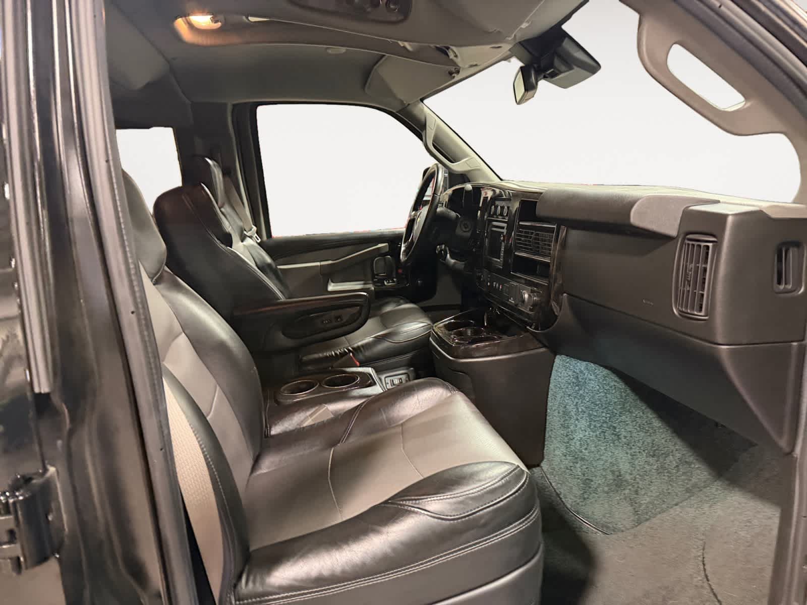 Used 2021 Chevrolet Express 2500 RWD image 16