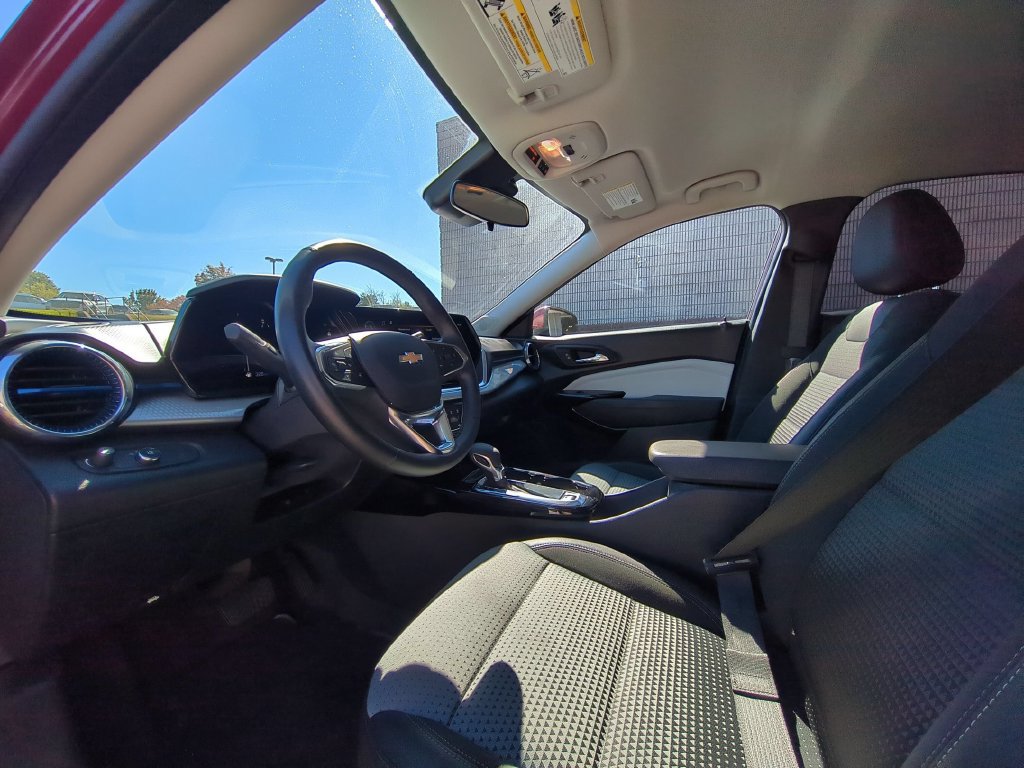 Used 2025 Chevrolet Trax LT w/ LT Convenience Package FWD image 15