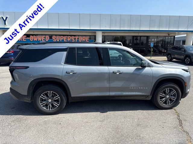 Used 2026 Chevrolet Traverse LT FWD image 2