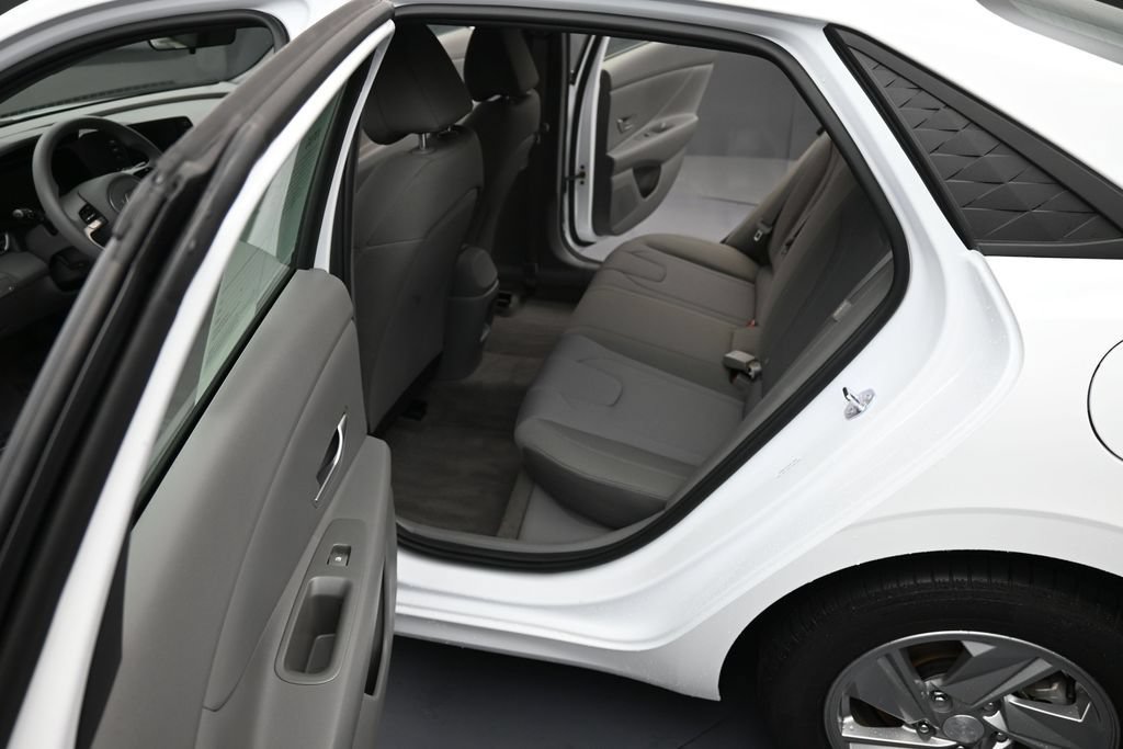 Certified 2026 Hyundai Elantra SE FWD image 11
