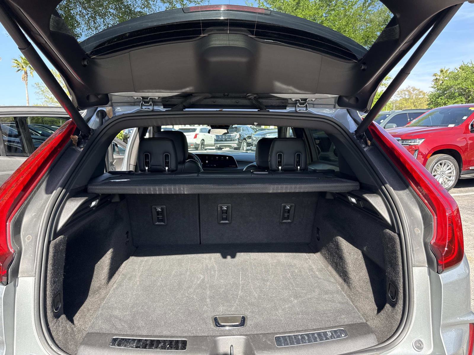 Used 2025 Cadillac XT4 Premium Luxury FWD image 11