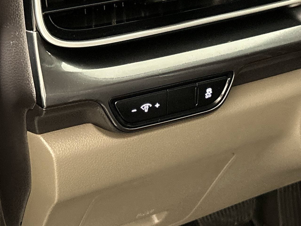 Used 2025 Kia Carnival FWD image 13