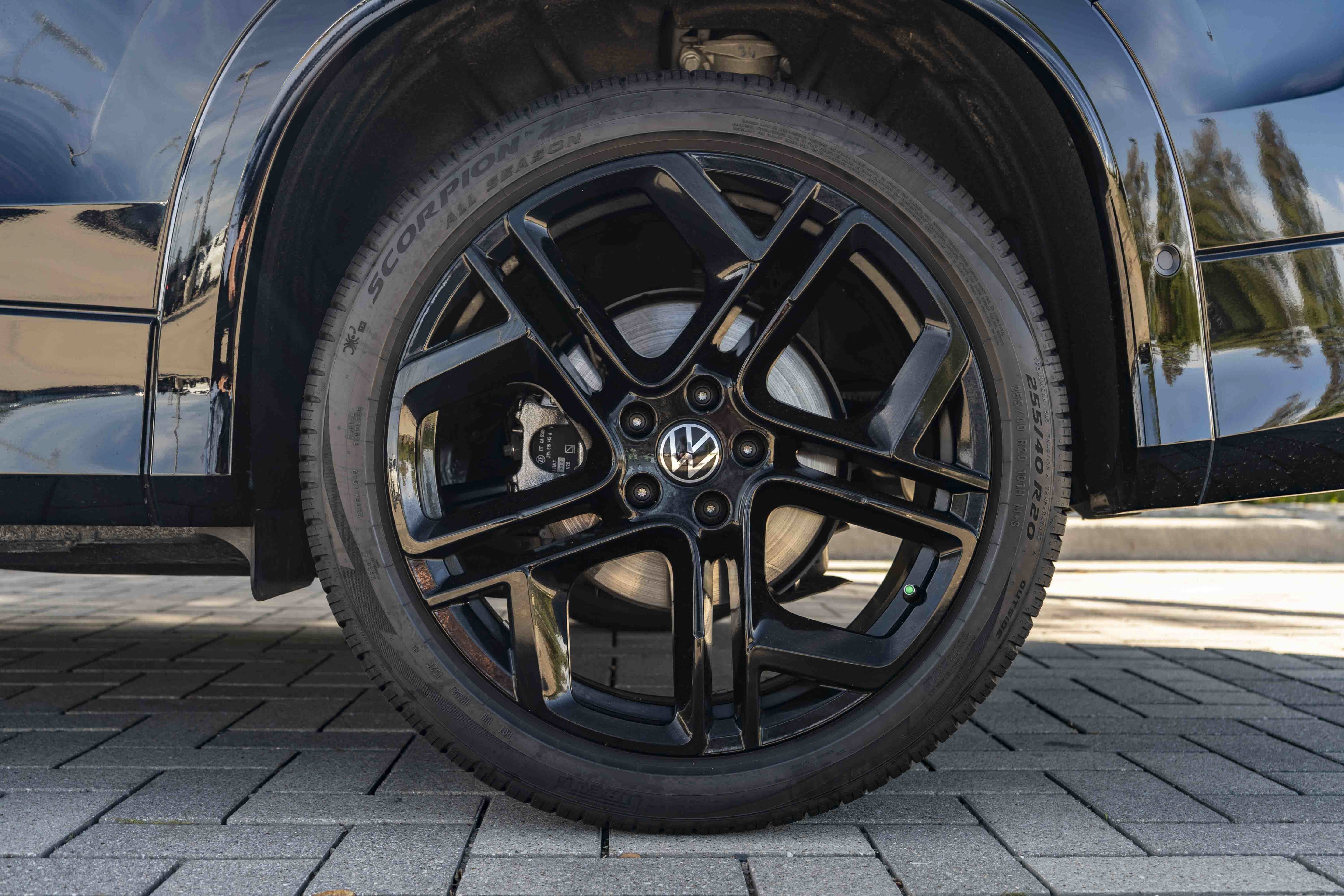 Certified 2026 Volkswagen Tiguan SE R-Line FWD image 14