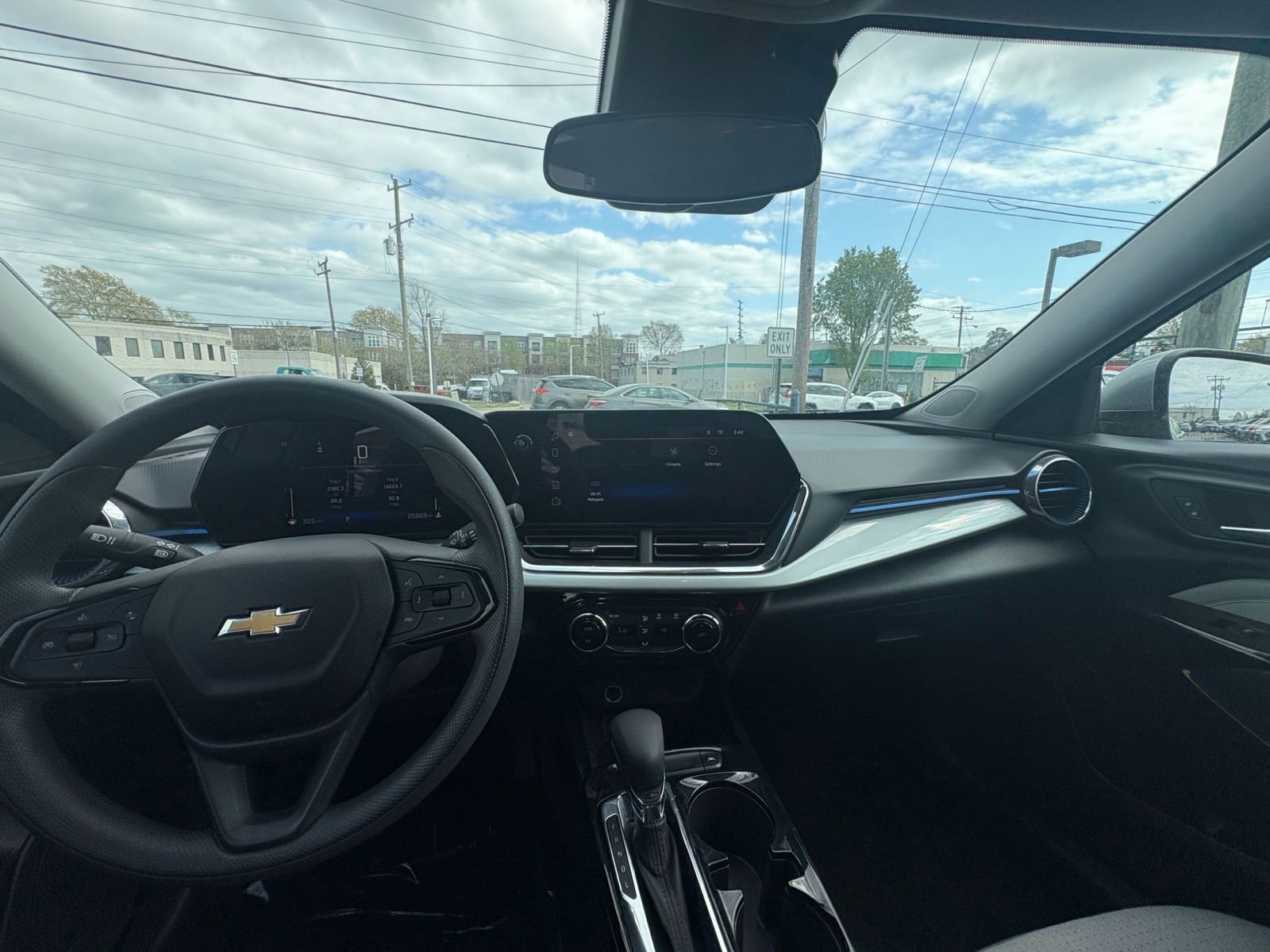 Used 2025 Chevrolet Trax LT image 32