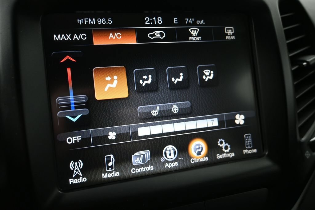 Used 2018 Jeep Cherokee Latitude Plus w/ Cold Weather Group AWD/4WD image 19