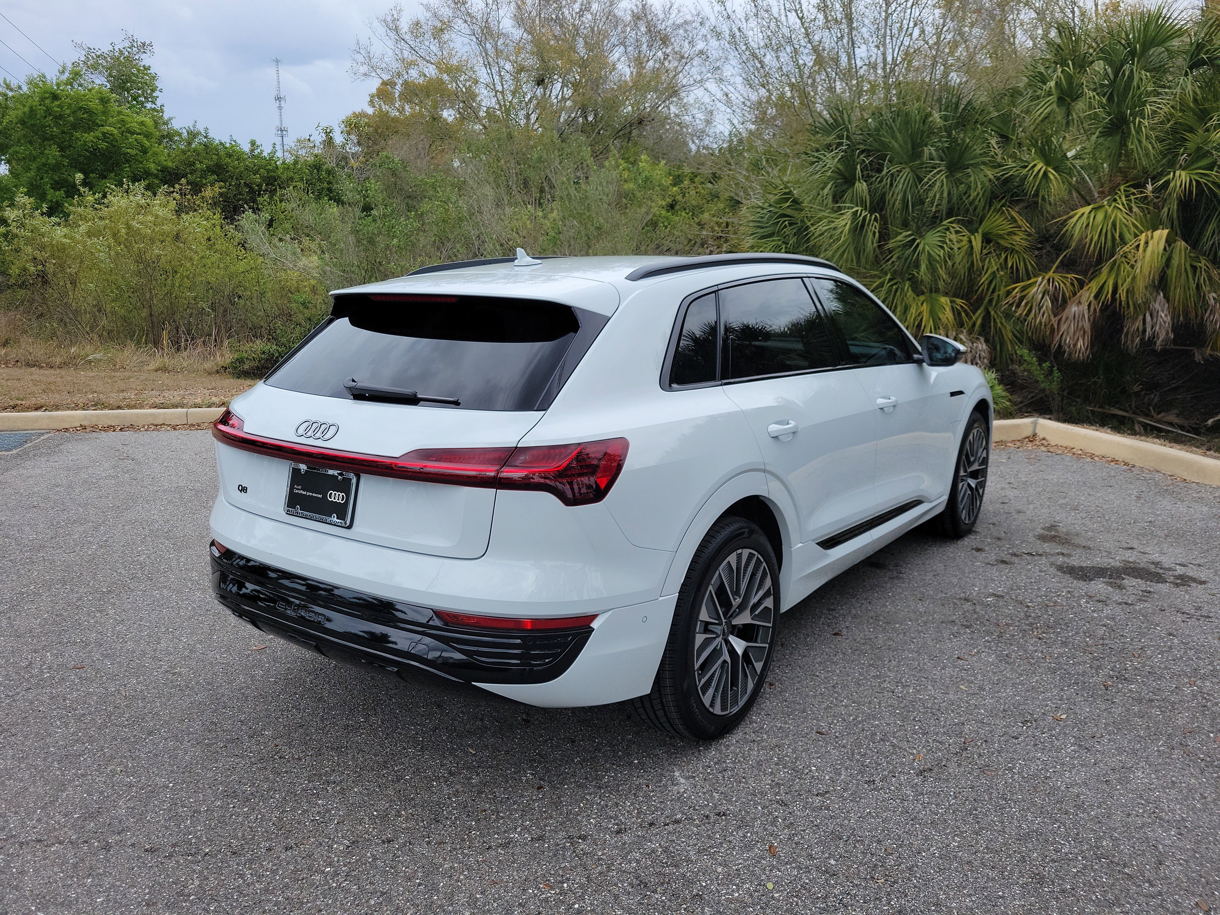 Used 2024 Audi Q8 e-tron Prestige w/ Prestige Package image 4